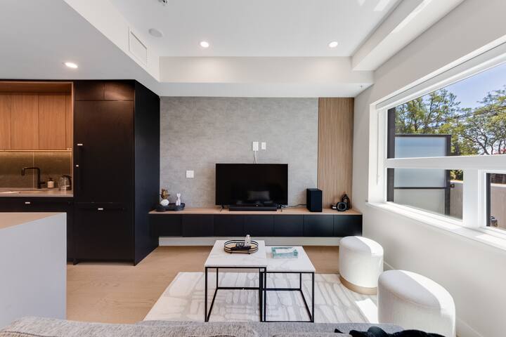 New Townhouse, Oakridge Mall | Skytrain | Parking gallery image 4