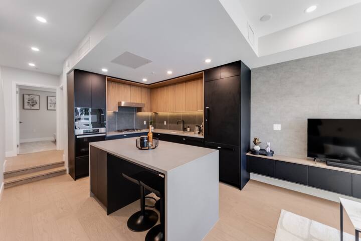 New Townhouse, Oakridge Mall | Skytrain | Parking gallery image 5
