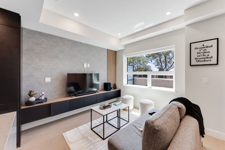 New Townhouse, Oakridge Mall | Skytrain | Parking