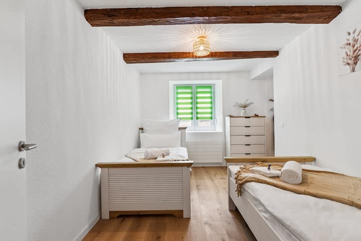 Dans la petite chambre, il y a 2 lits simples (90 x 200 cm) pour 2 personnes supplémentaires. 