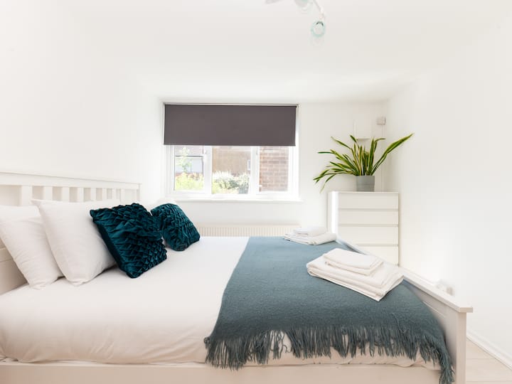 ห้องนอนนี้มีพื้นที่จัดเก็บมากมาย เป็นสถานที่พักผ่อนสำหรับสองคน
