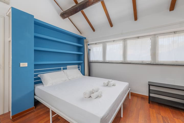 Dormitorio muy luminoso con aire acondicionado, cortinas opacas y una amplia cama tamaño king (180x200 cm)