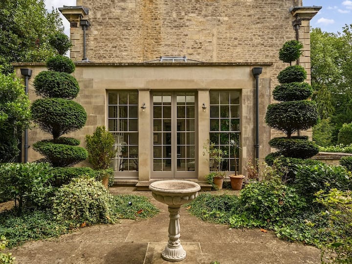 Courtyard Room