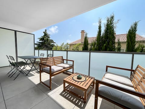 Spacious 2-room apartment 150 m from the beaches