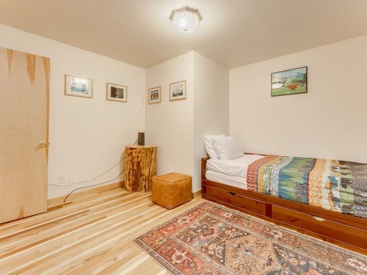 La acogedora habitación cuenta con una cama nido que se convierte fácilmente de una cama individual a una tamaño king para una configuración de sueño versátil y flexibilidad