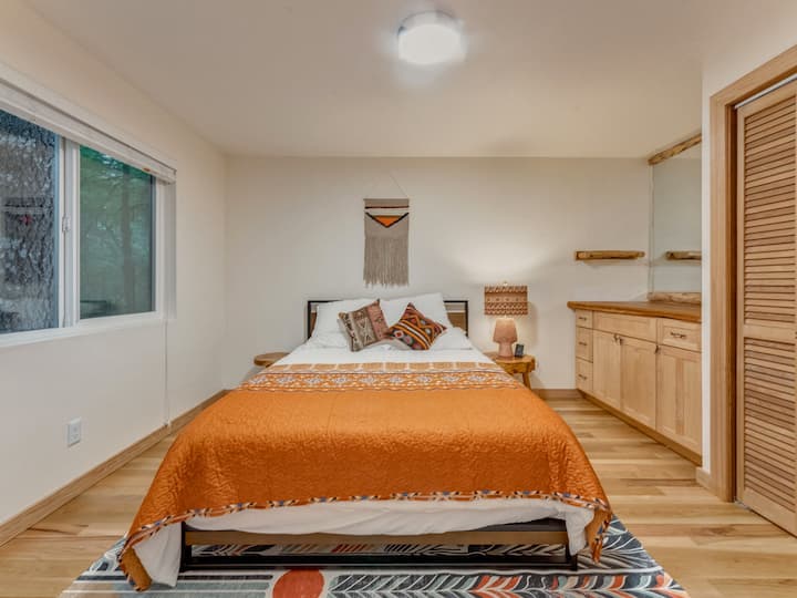 Comodidad sencilla, vistas al bosque y sueño tranquilo te esperan