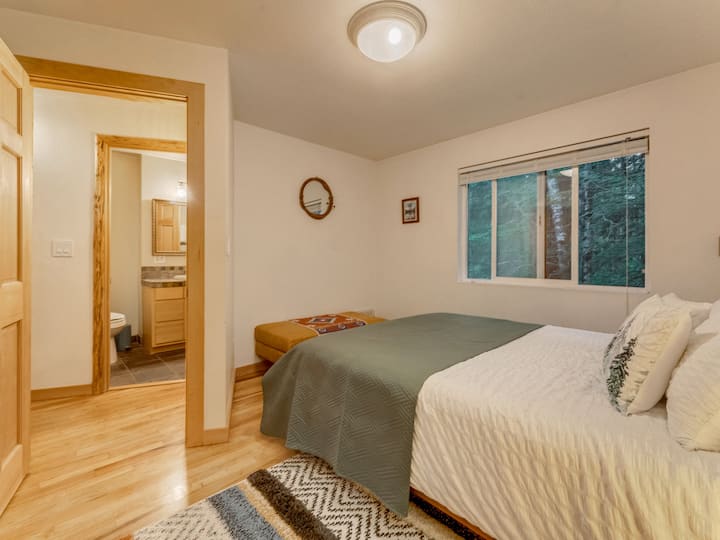 Un sueño tranquilo te espera en nuestras cómodas habitaciones, con la naturaleza justo afuera de tu ventana.