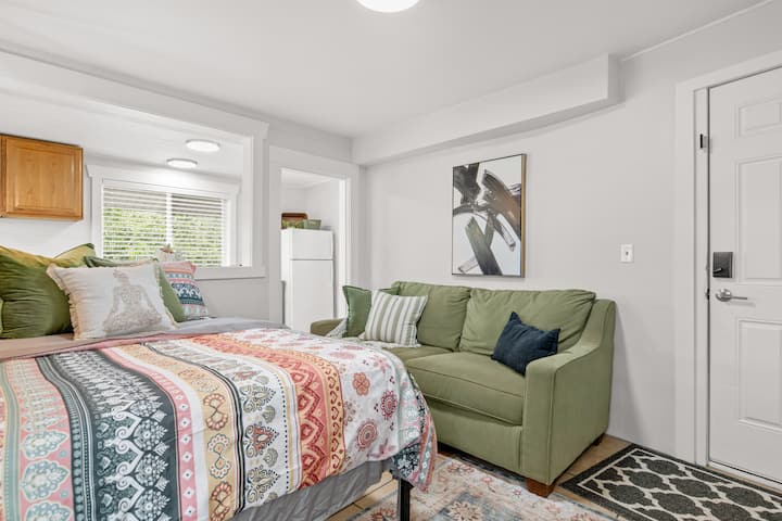 Šarmantni studio u Billingsu (Montana) – udoban krevet, elegantan prostor za sjedenje i praktičan raspored koji jamči ugodan boravak.