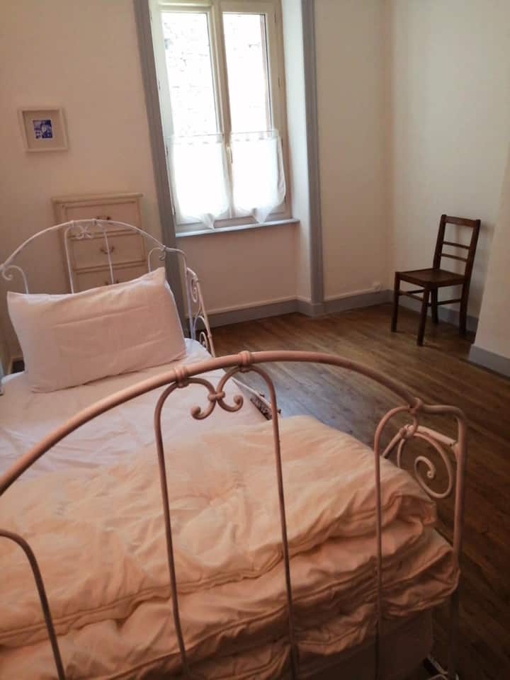 Ეს საძინებელი გადაჰყურებს შიდა ეზოს, მშვიდი