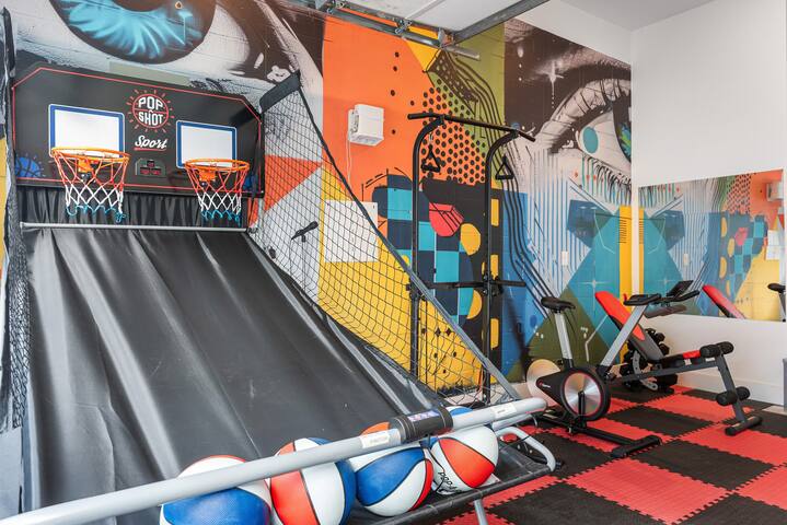 Sleeps 15 – Pet-Friendly! Hot Tub/Full Gym/Poker gallery image 2