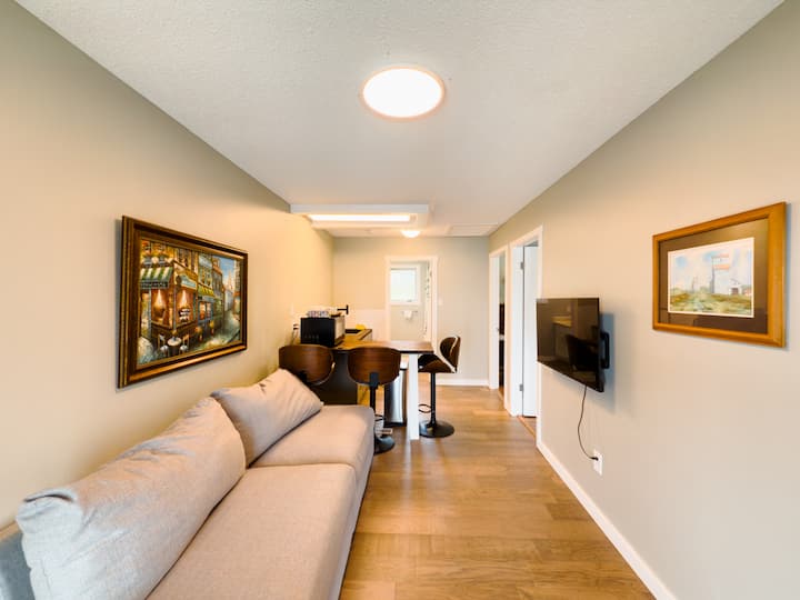 Lake View Gem On Stellar Dr: Huge Patio - Kelowna