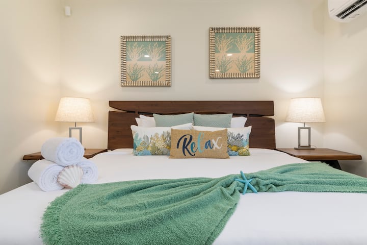 להירגע בסטייל! להתכרבל במיטת החלומות שלנו, מעוצבת בצורה מושלמת לזוגות או למטיילים בודדים המחפשים מפלט שקט ומרענן.