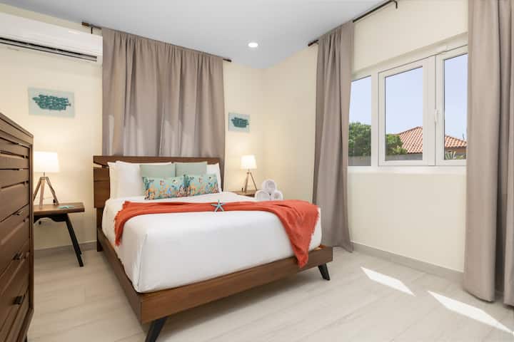 לסגור את הווילונות, להתכרבל בנוחות מפנקת ולשכוח מכל העולם. בין אם זה לילה של השתקפות שקטה או רוגע טהור, חדר השינה שלנו הוא מקום המפלט שלכם לחמימות ושלווה - החופשה המושלמת שלכם מחכה לכם. 