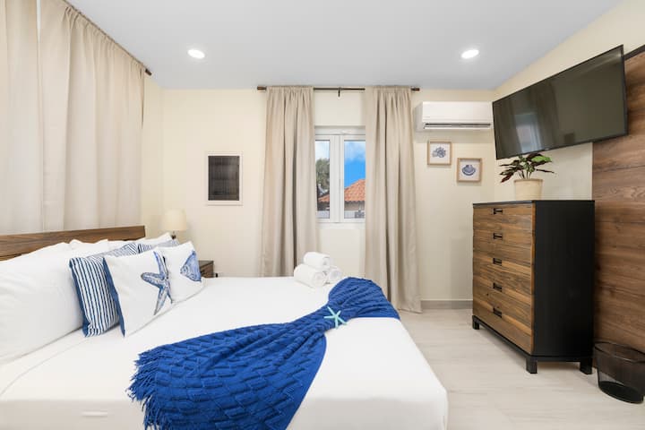 להתרדם לישון במיטת הקינג סייז שלכם, להתרענן בחדר הרחצה הצמוד הפרטי שלכם, וליהנות מבידור בטלוויזיה שלכם. בנוסף, צאו ישר לאזור הבריכה מהחדר שלכם!