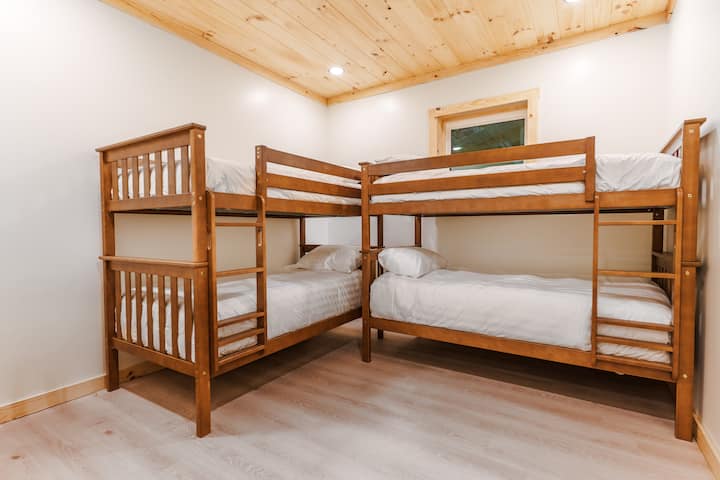 2 მყარი ორსართულიანი საწოლი – იდეალურია ბავშვებისთვის და საკმარისად კომფორტულია ზრდასრულებისთვისაც.