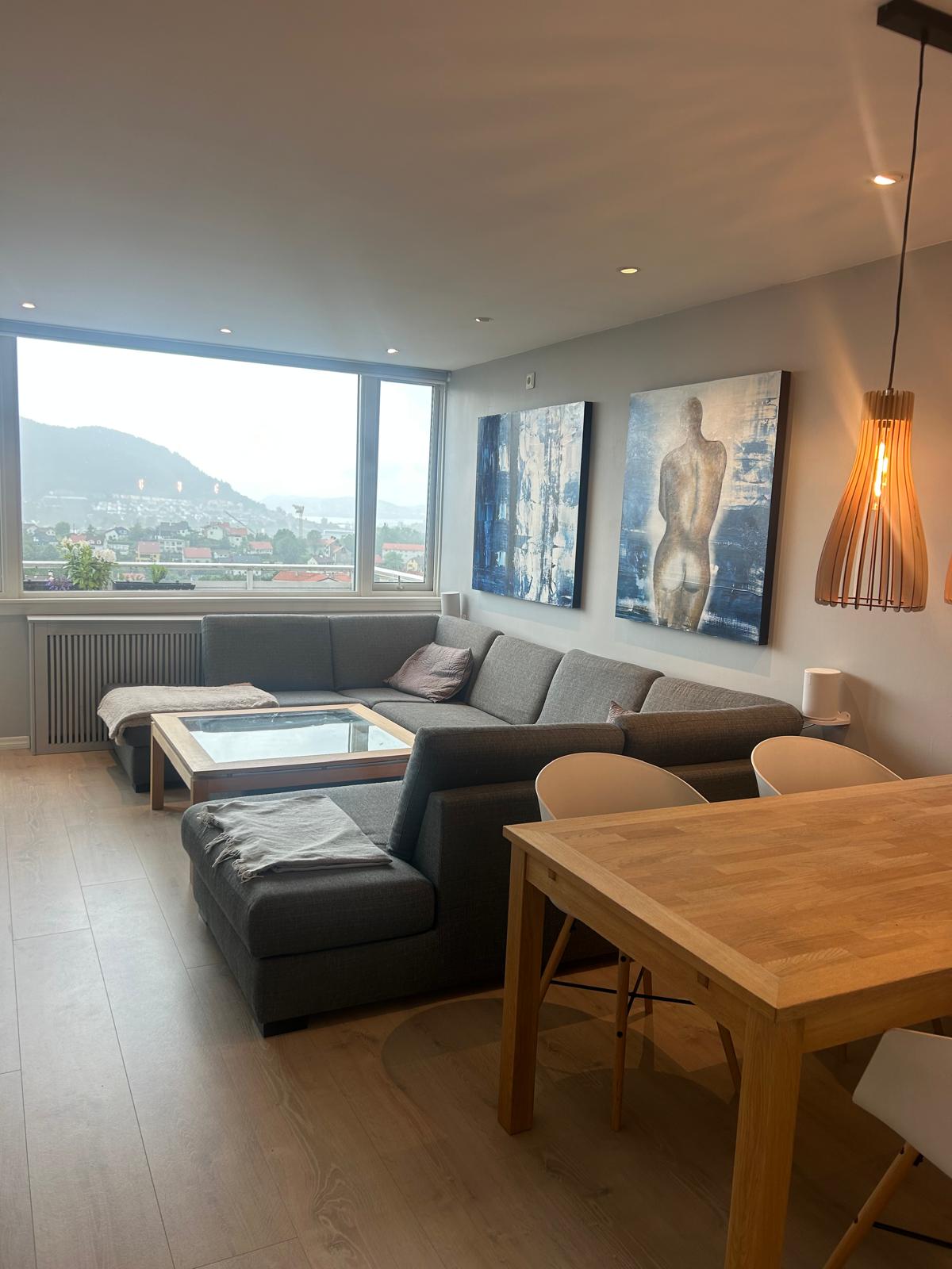 โซฟาขนาดใหญ่พร้อมเก้าอี้นอน 2 ตัว (ยาว 2 เมตร) ที่นี่คุณสามารถนอนได้ทั้ง 2 ด้านของโซฟาที่มีความยาว 2 เมตร เราสามารถจัดเตรียมผ้าคลุมเตียงและผ้านวมสำหรับใช้งานได้ตามที่ต้องการ
นอกจากนี้ยังมีม่านไฟฟ้าที่มีแสงสว่างเพื่อความสะดวกสบายในการนอนหลับที่ดีขึ้น