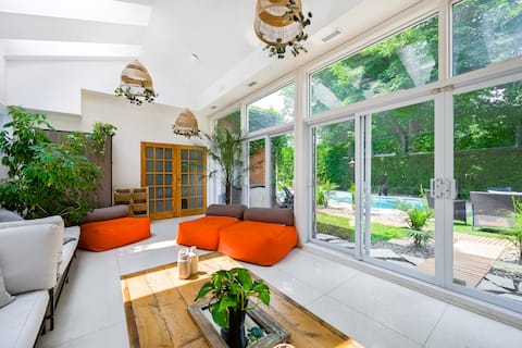 Popular Airbnb listing: Beach House Longueuil - Pool, Spa, 6BR, 2 Kitchens in Longueuil