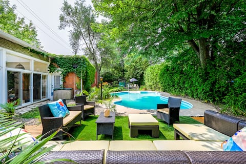Beach House Longueuil - Pool, Spa, 6BR, 2 Kitchens