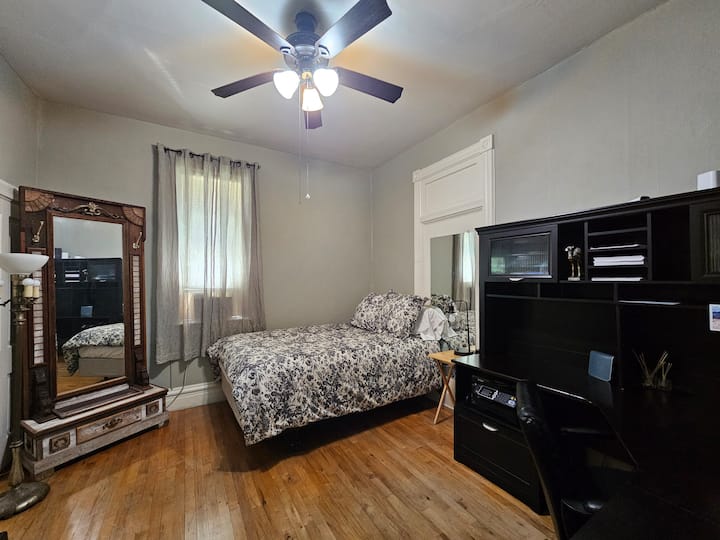 Krevat i plotë tepër i gjatë me dollap, hapësirë zyre dhe printer lazer për fjetje dhe mëngjes