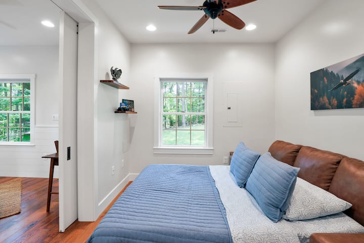 Втора спална соба на пониско ниво со кауч за спиење со брачен кревет (широк 150-179 см). 