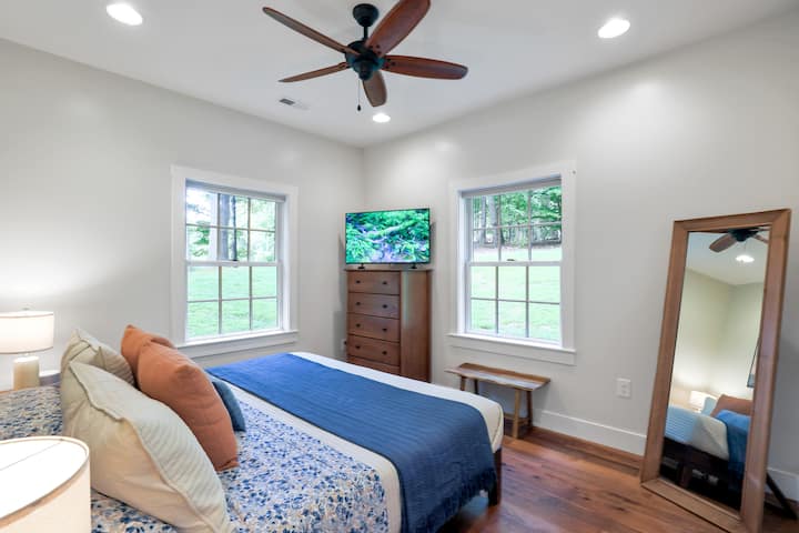 Главна спална соба на пониско ниво со брачен кревет (широк 150-179 см), паметен телевизор, бања со тоалет и плакар. 