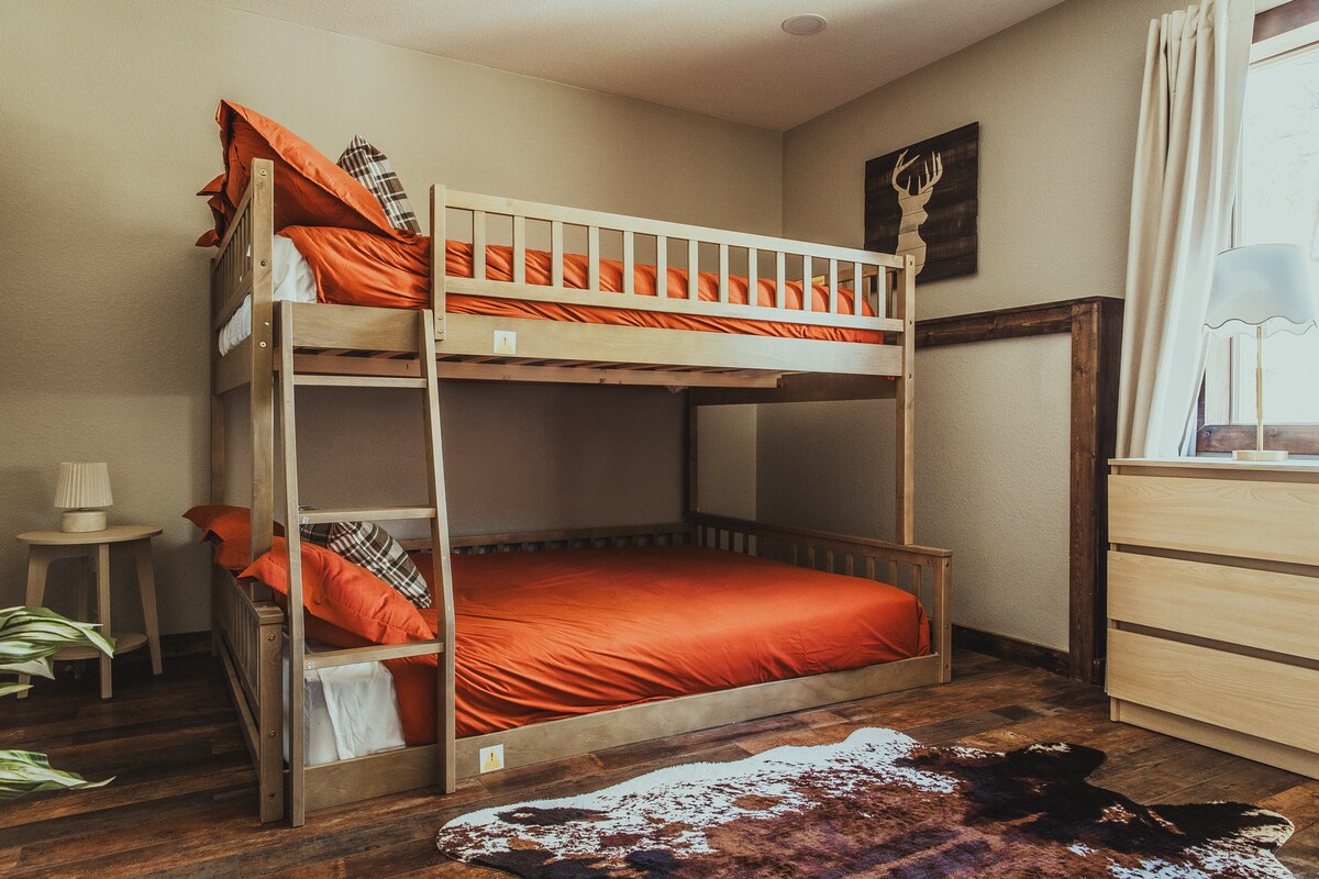 تتميز هذه الغرفة المريحة، التي تعد مكانًا مثاليًا للأطفال أو الضيوف الإضافيين، بسرير كبير الحجم بالكامل، ولمسات خشبية دافئة، وديكور ممتع بطابع جبلي لقضاء ليلة مريحة بعد يوم من المغامرة.
