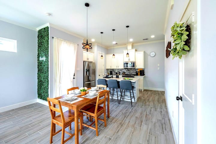 Newly Built Modern Townhome – Minutes To Downtown! - Houston, TX