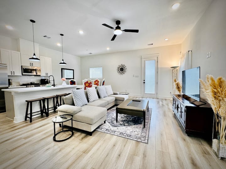 Colorful Dinning In Quiet Gated Community - Houston, TX