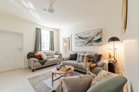 Rivulet Retreat • Cosy South Hobart Home & Parking