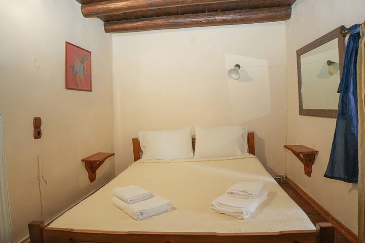 ניקיון, אור ושלווה בחדר שמציע מנוחה אמיתית. פרטים מסורתיים משתלבים בהרמוניה עם טיפול מודרני, ויוצרים מרחב פשוט ושלו.