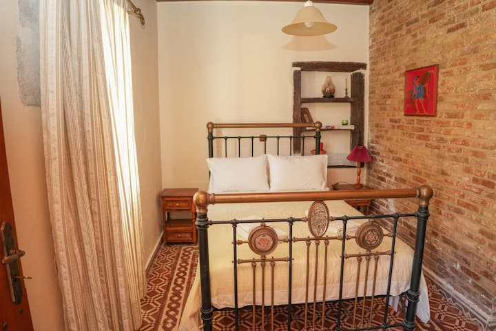 חדר שמשדר רוגע ואותנטיות. מרקמים רכים, אור טבעי ואסתטיקה מסורתית יוצרים מרחב מרגיע עם אווירה שגורמת לכם להרגיש כמו בבית.