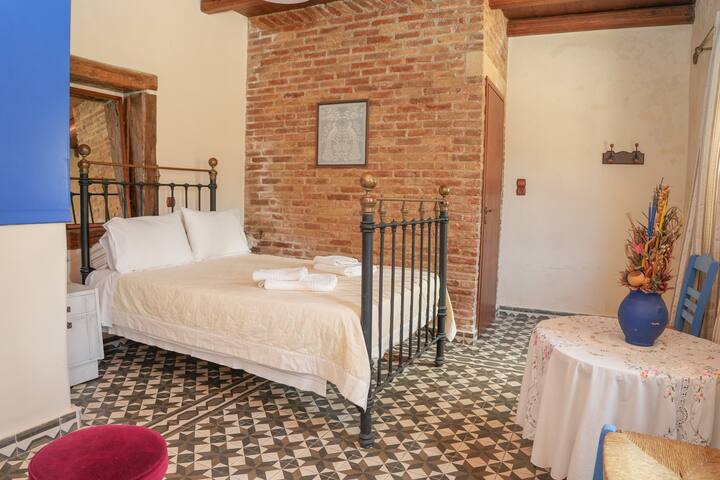 עם קירות אבן, מיטת ברזל ורהיטים מסורתיים, החדר מפיץ חום משפחתי. העיצוב הפשוט והחומרים האותנטיים יוצרים סביבה נעימה, מושלמת לרגעי שלווה ורוגע עם יקיריכם.