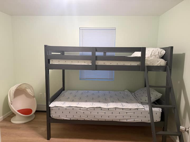 هذا سرير ذو طابقين في وحدة الطابق الأول.