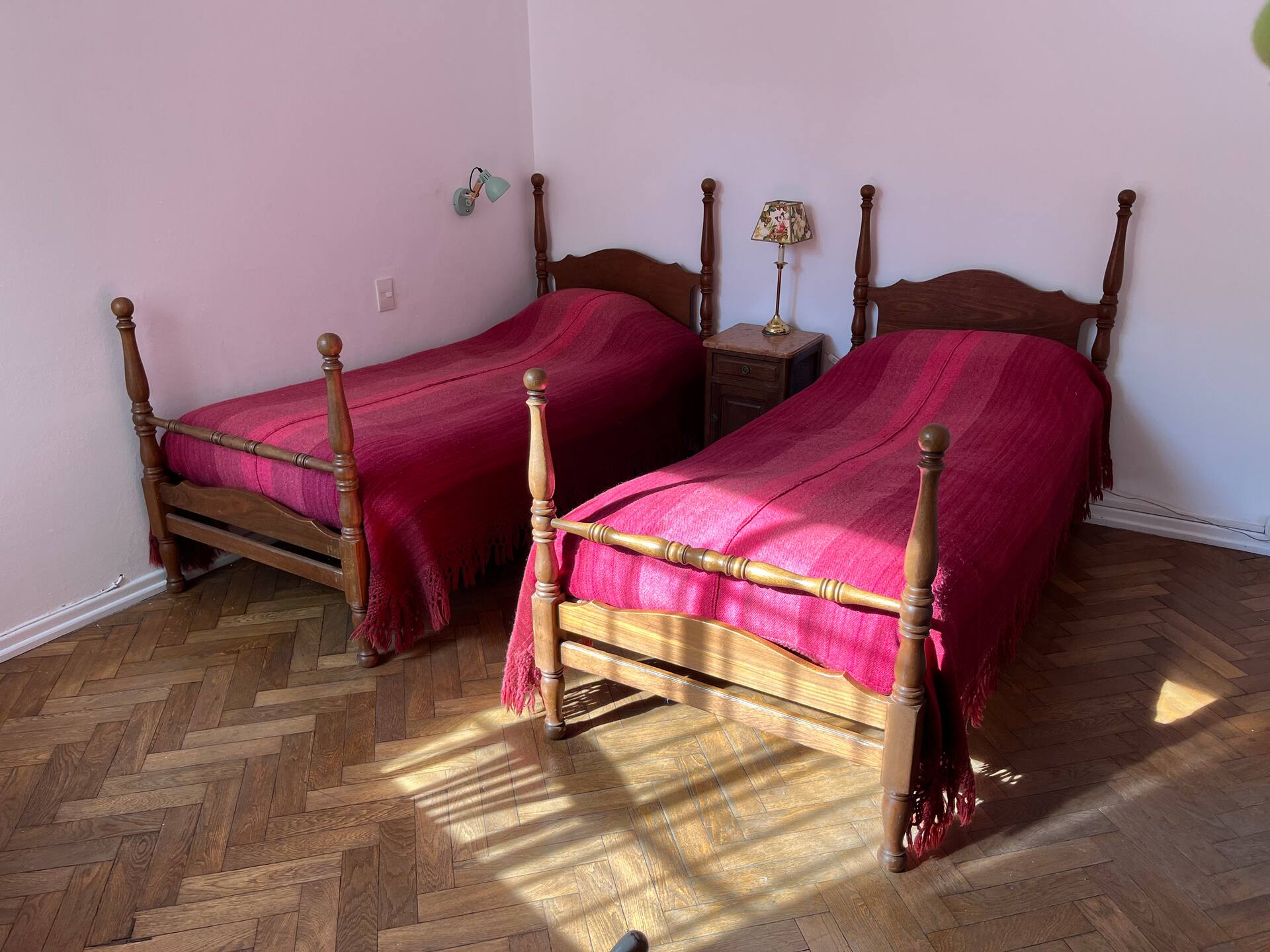 Quarto com duas camas de solteiro em Buenos Aires