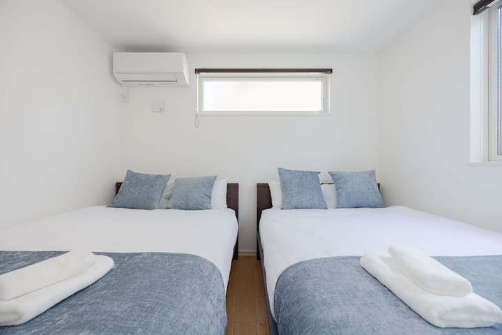 Izba s 2️ manželskými lôžkami
Je to pohodlný priestor, ktorý je ideálny pre priateľov a súrodencov.