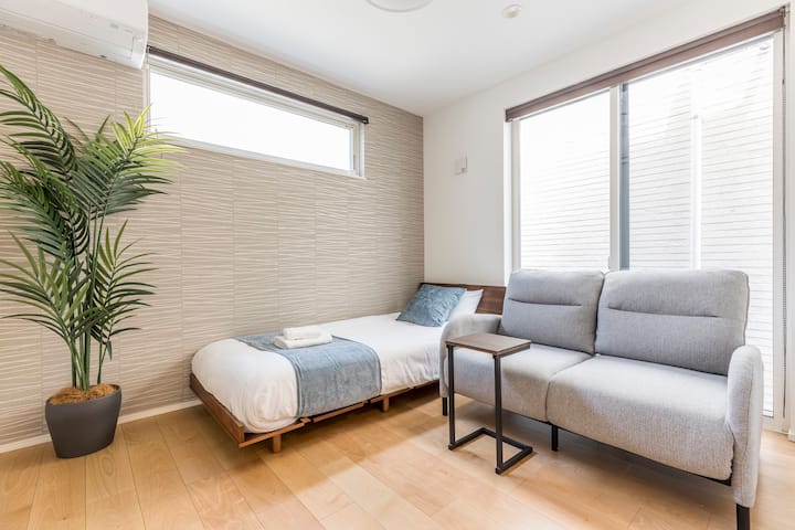 Izba s️ jednolôžkom a rozkladacou pohovkou
Je to relaxačný priestor, ktorý môže slúžiť aj ako pohovka.
Môžete tráviť čas v☀️ slnečnej, svetlej a príjemnej izbe.