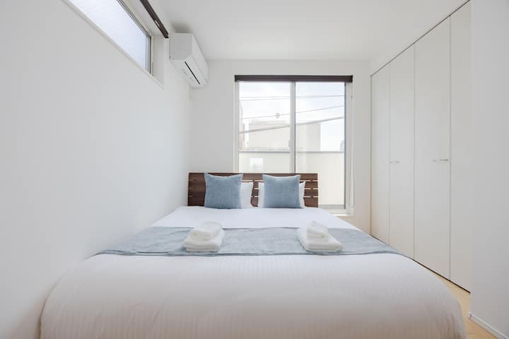 ️ Priestranná manželská posteľ
Je to pohodlný priestor na spanie, kde si môžete natiahnuť nohy a oddýchnuť si.