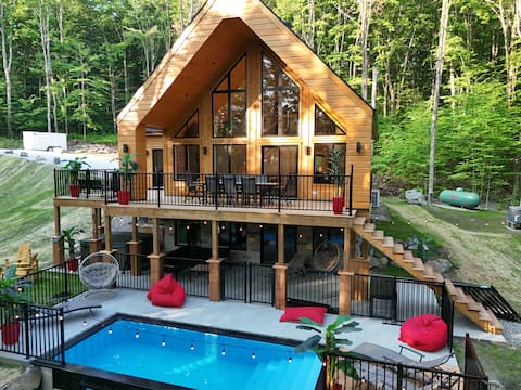 4-season swimming pool, hot tub & sauna nestled in the forest!