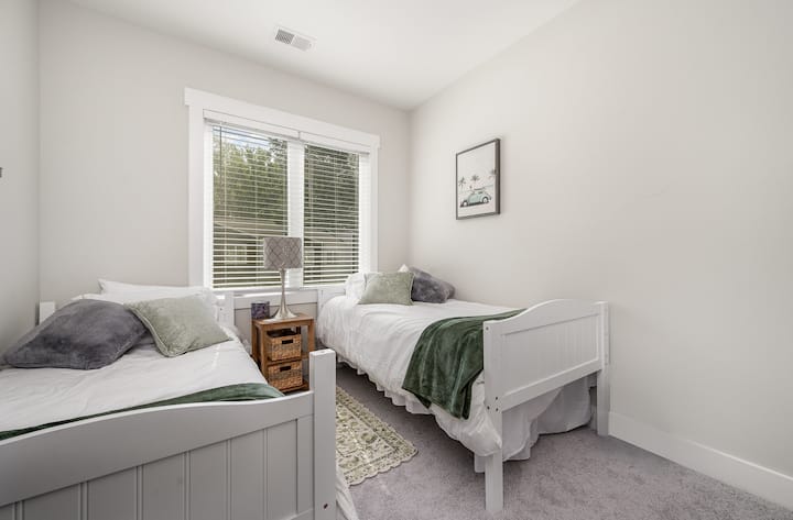 غرفة نوم ثالثة مع (2) سريرين مفردين