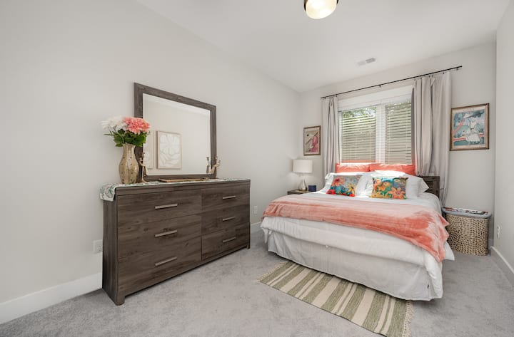 غرفة نوم ثانية بسرير بحجم كبير