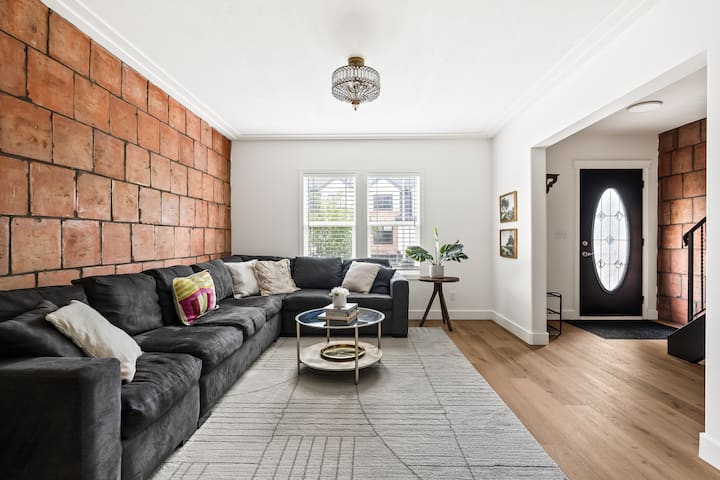 Stylish Brick Brownstone In Inglewood - Calgary
