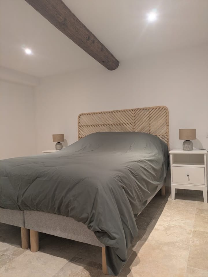 Chambre 1 avec lit queen size 160 x200 (draps fournis).