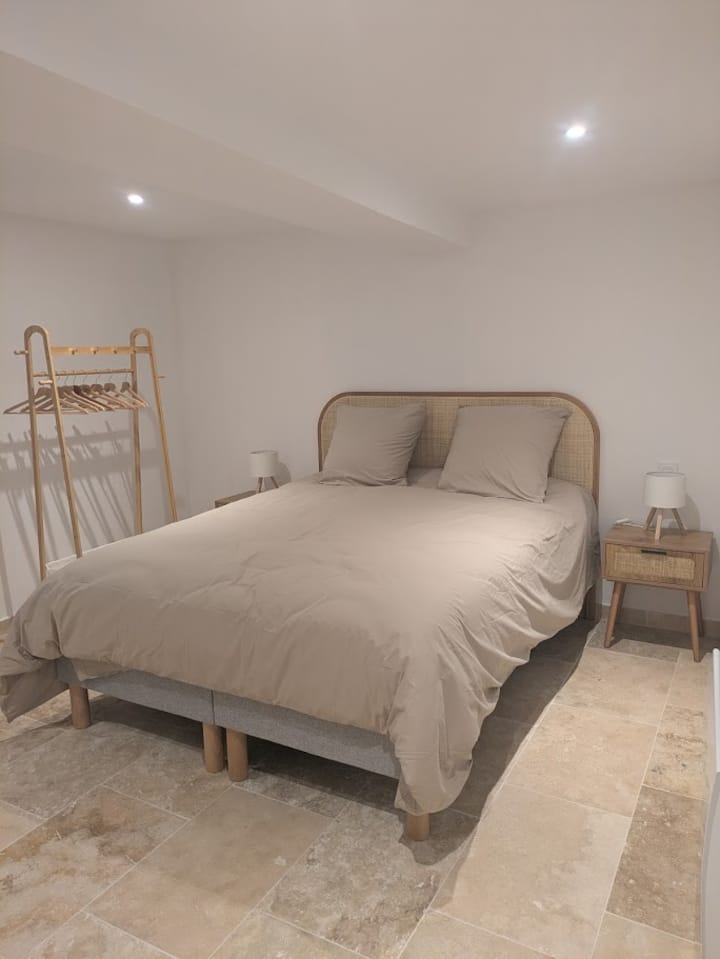 Chambre 2 avec lit queen size 160 x200 (draps fournis).