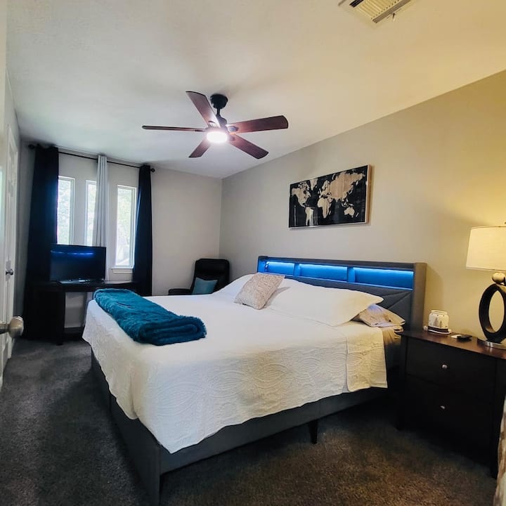 Chumba hiki cha kulala cha ghorofa ya pili kina kitanda cha ukubwa wa kifalme chenye nafasi kubwa na kabati lake lenyewe.