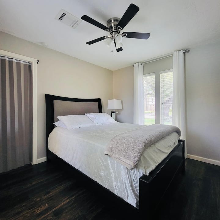 Chumba hiki kiko kwenye ghorofa ya chini na kina kitanda kizuri chenye ukubwa kamili. Inafaa kwa wageni wanaopendelea kuepuka ngazi.