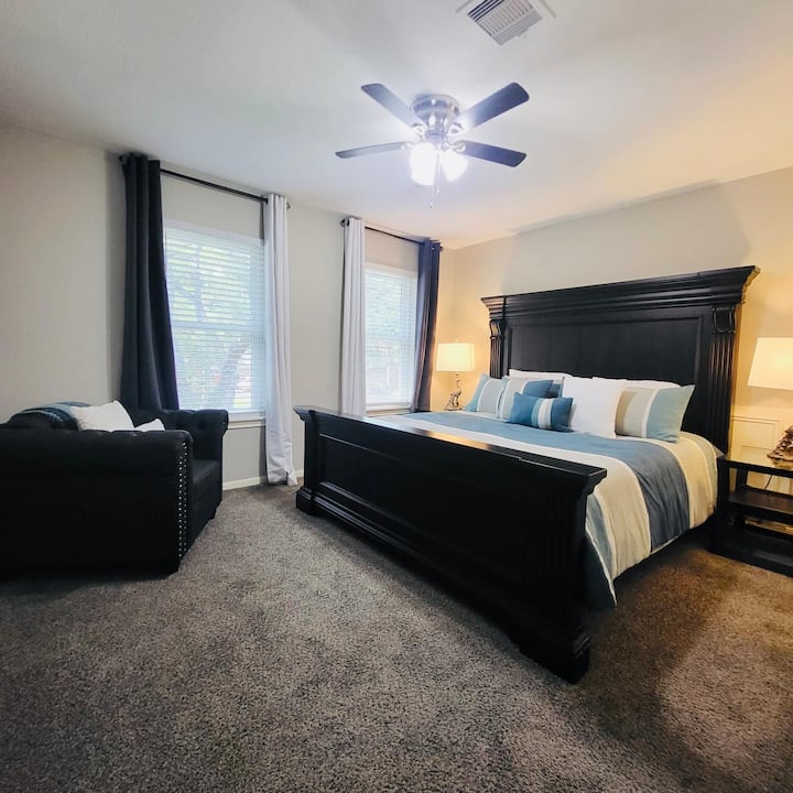 Hiki ni chumba cha kulala cha tatu kwenye ghorofa ya pili, kilicho mwishoni mwa ukumbi. Ina kitanda kizuri chenye ukubwa wa kifalme na kabati lake lenyewe.