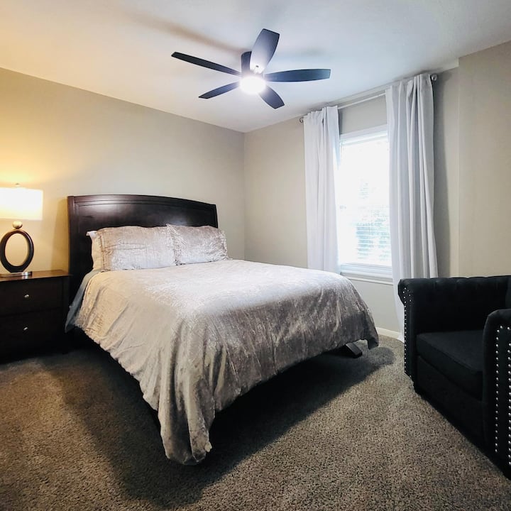 Hiki ni chumba cha nne cha kulala kwenye ghorofa ya pili, kinachoelekea moja kwa moja kutoka kwenye chumba cha kulala cha tatu mwishoni mwa ukumbi. Ina kitanda aina ya queen, kabati lake mwenyewe na kiti cha starehe.