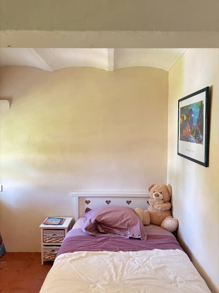 舒适的单人房，装饰柔和，适合婴幼儿入住。