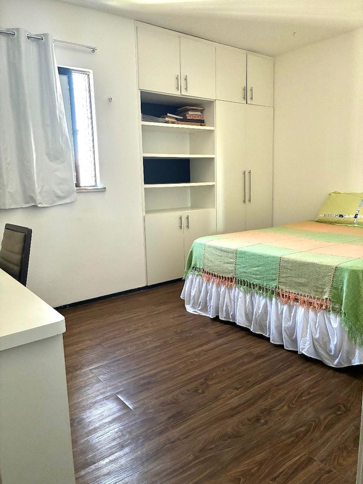 Просторен и функционален апартман со брачен кревет, подвижна и потпорна ламба, прекинувач во три насоки (кога влегувате и до креветот), полица за книги, гардеробер, работна клупа, природна вентилација и осветлување, вентилатор и бања со топла вода.