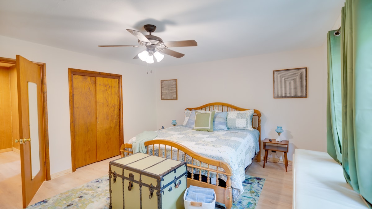 Ďalšie uteráky v košíku a prikrývky v truhle. Na stene oproti posteli je tiež 55-palcová televízia.